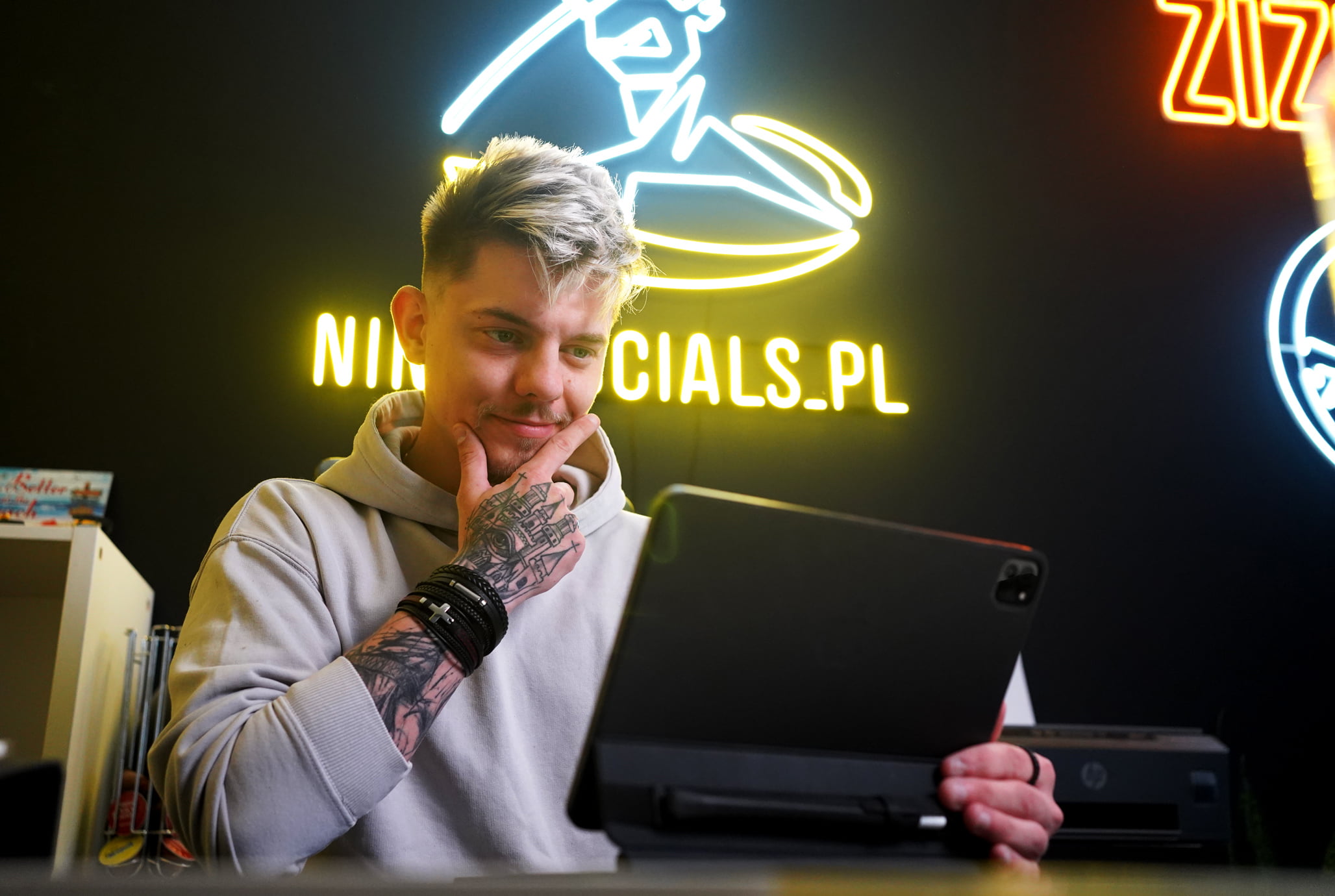 DeeJay Pallaside — realizacja neonów