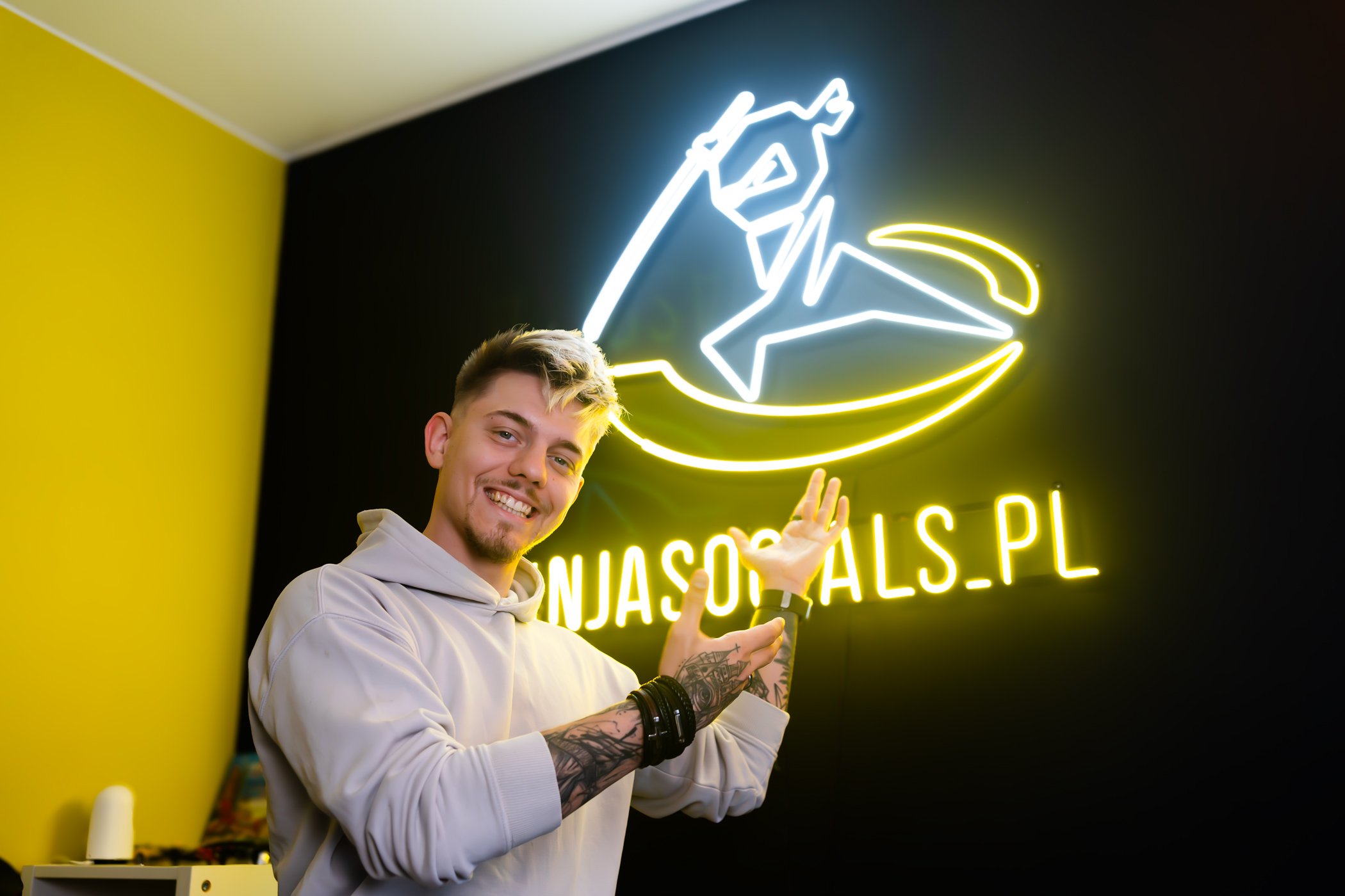 DeeJay Pallaside — neon w studiu