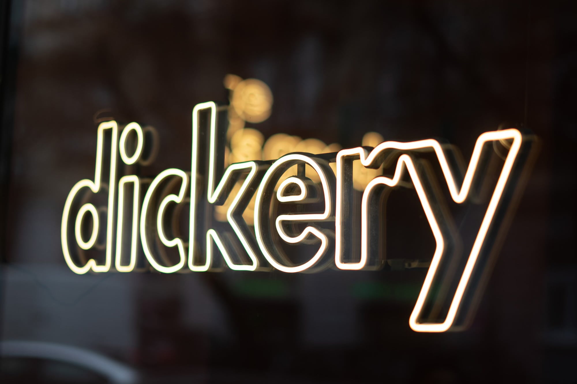 Dickery — realizacja neonów