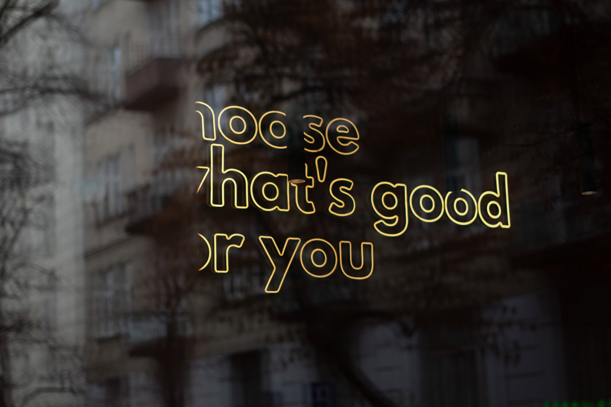 Dickery — neon w lokalu
