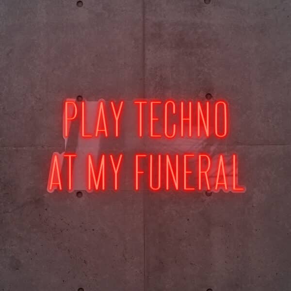 Napis LED Play Techno At My Funeral